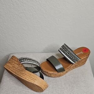 Toscanella Wedge Green, Silver Rhinestone Detail Size 6 NWOT